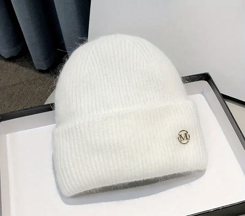 Шапка біла, шапка жіноча