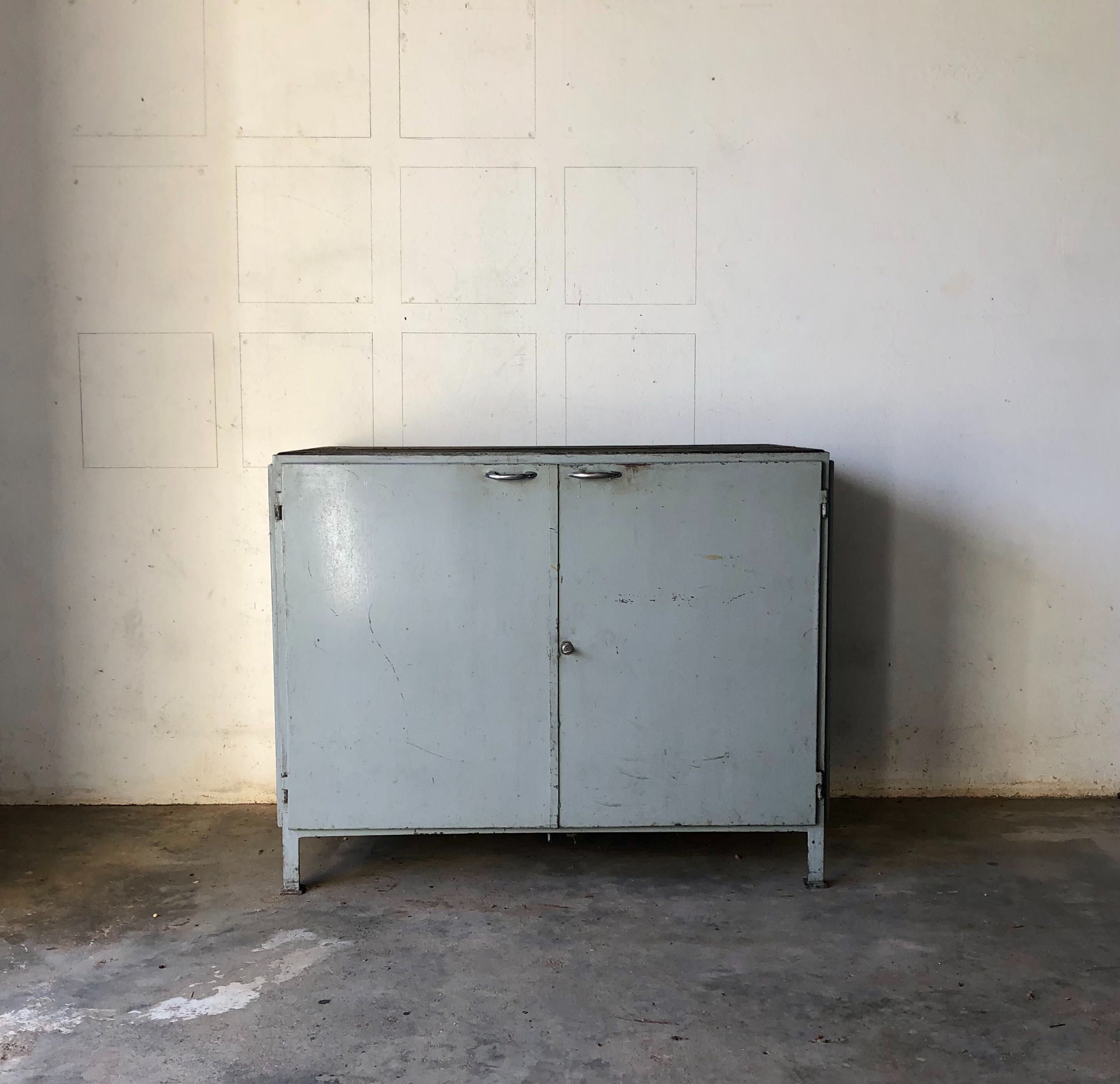 Armário/ bancada em ferro com interior em madeira
