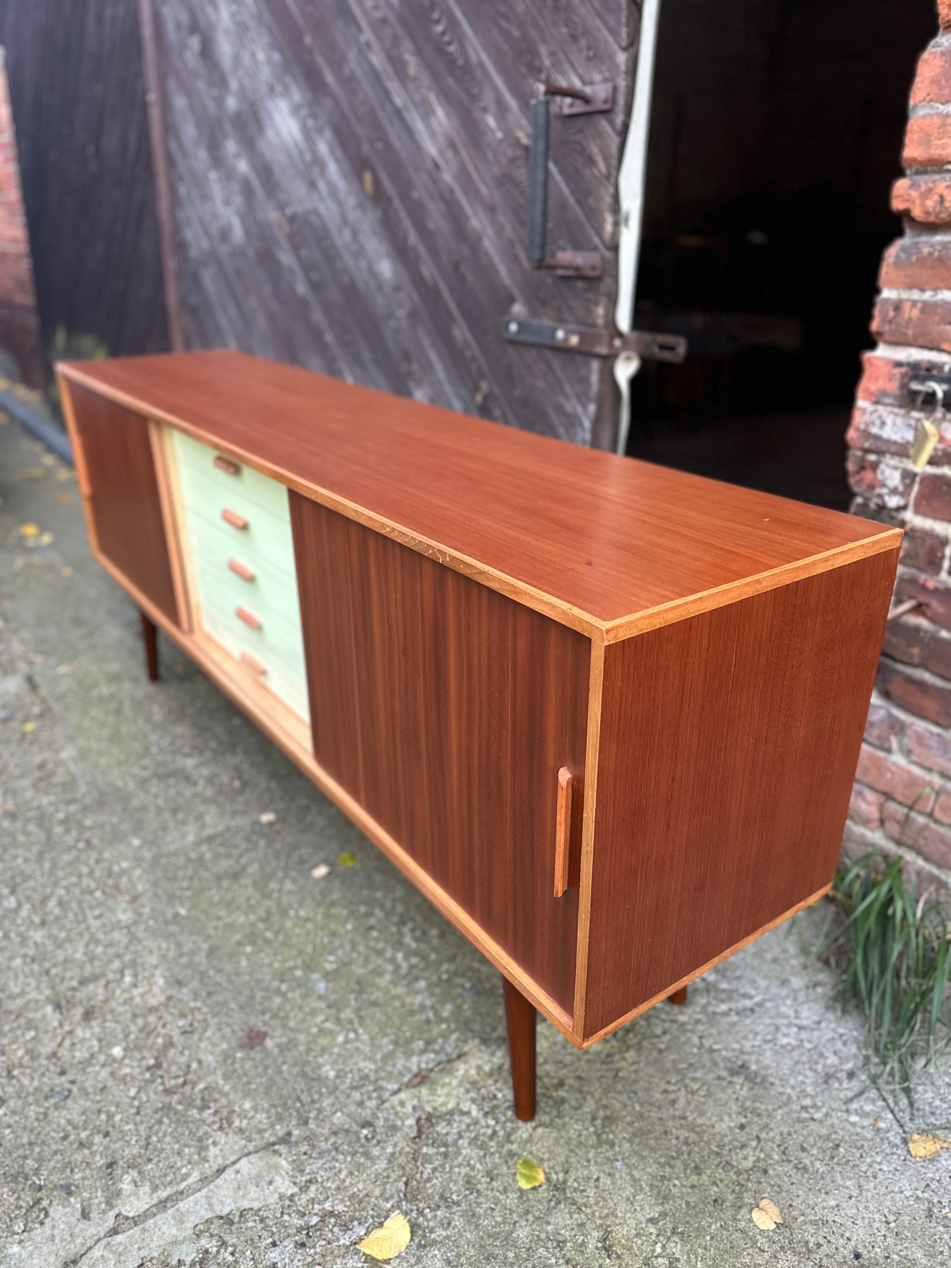 Duńska szafka / kredens / komoda / sideboard klasyczny machoniowy 80s
