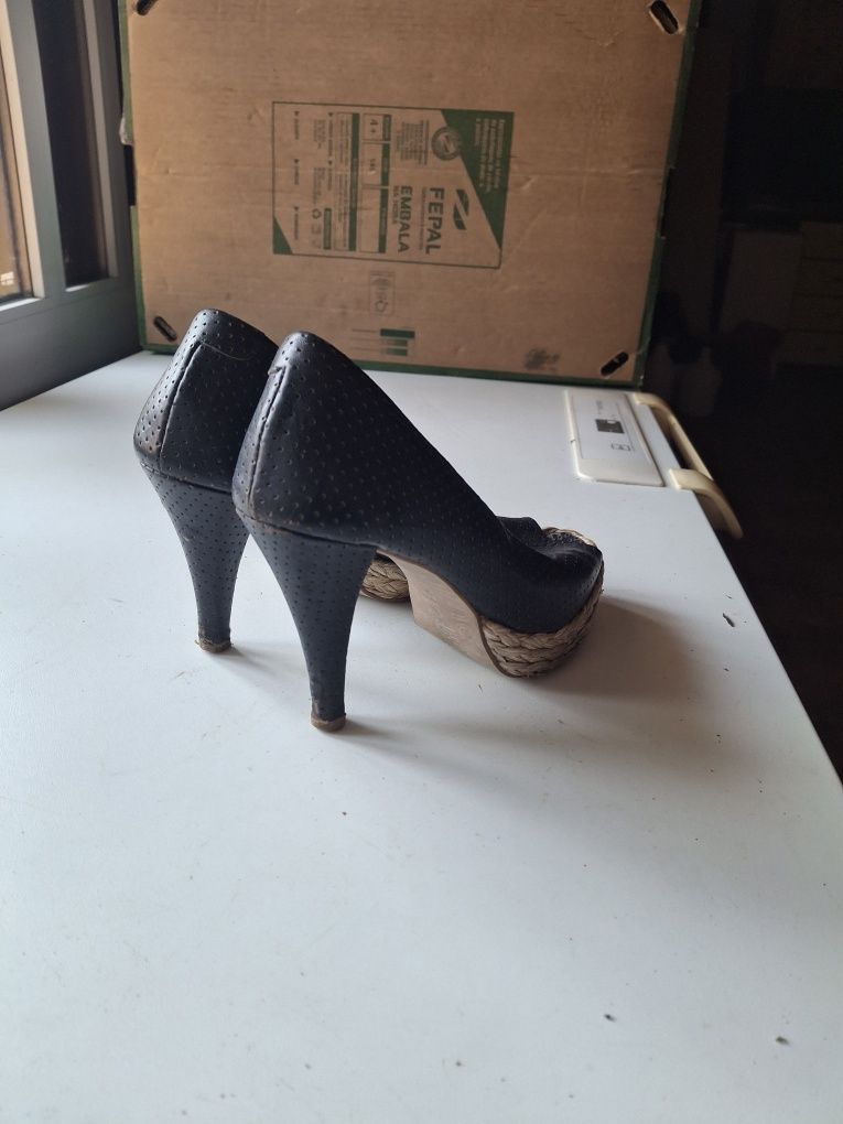 Sapatos salto alto.