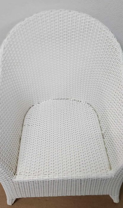 Poltrona em vime branca, usada em perfeito estado