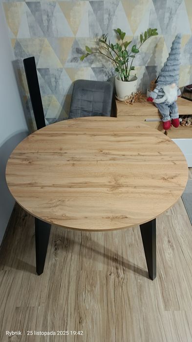 Okrągły stół do rozciągania firmy FAMEG