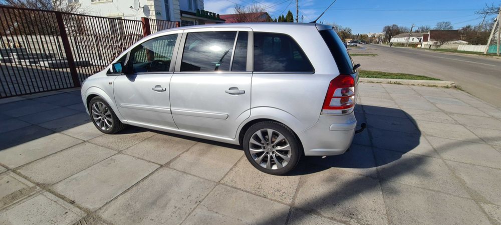 Opel Zafira B 2011 читайте опис