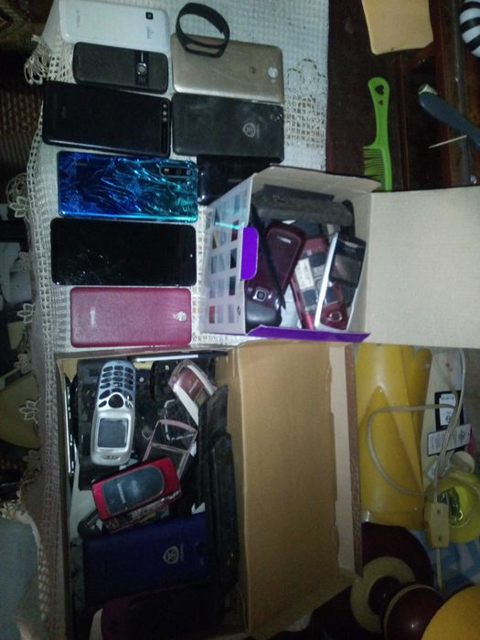 Корпуса,кришки к мобільним телефонам Каробками большими.Лотом