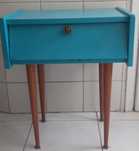 Mesa de cabeceira ou apoio.