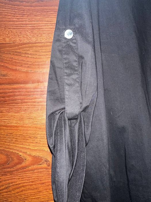 Стильне чорна сукня сорочка з написом зі страз