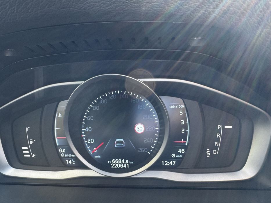 Автомобіль сірий Volvo V70
