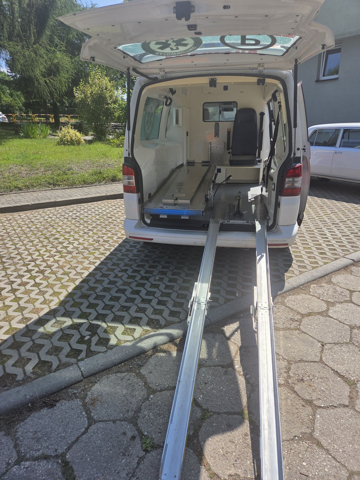 Rezerwacja. Karetka Ambulans Volkswagen Transporter T5 lift 2012 norma