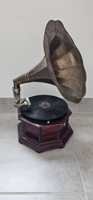 Oryginalny stary gramofon