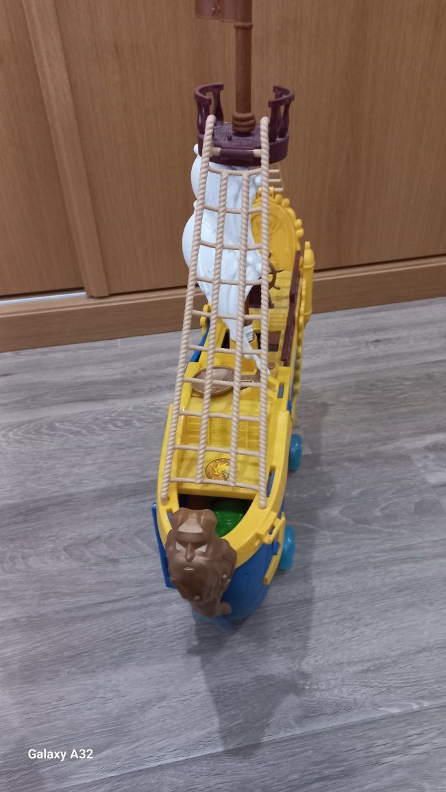 Barco brinquedo com rodas