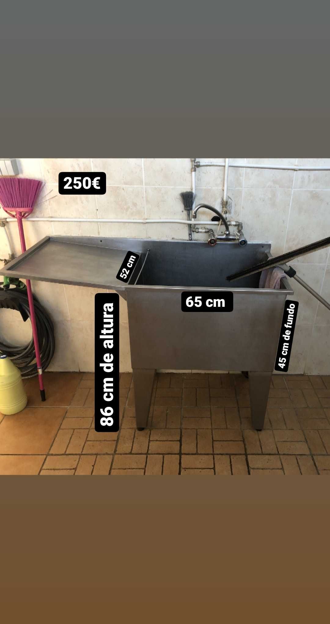 2 barras para pendurar carne ou charcutaria e um tanque em inox.