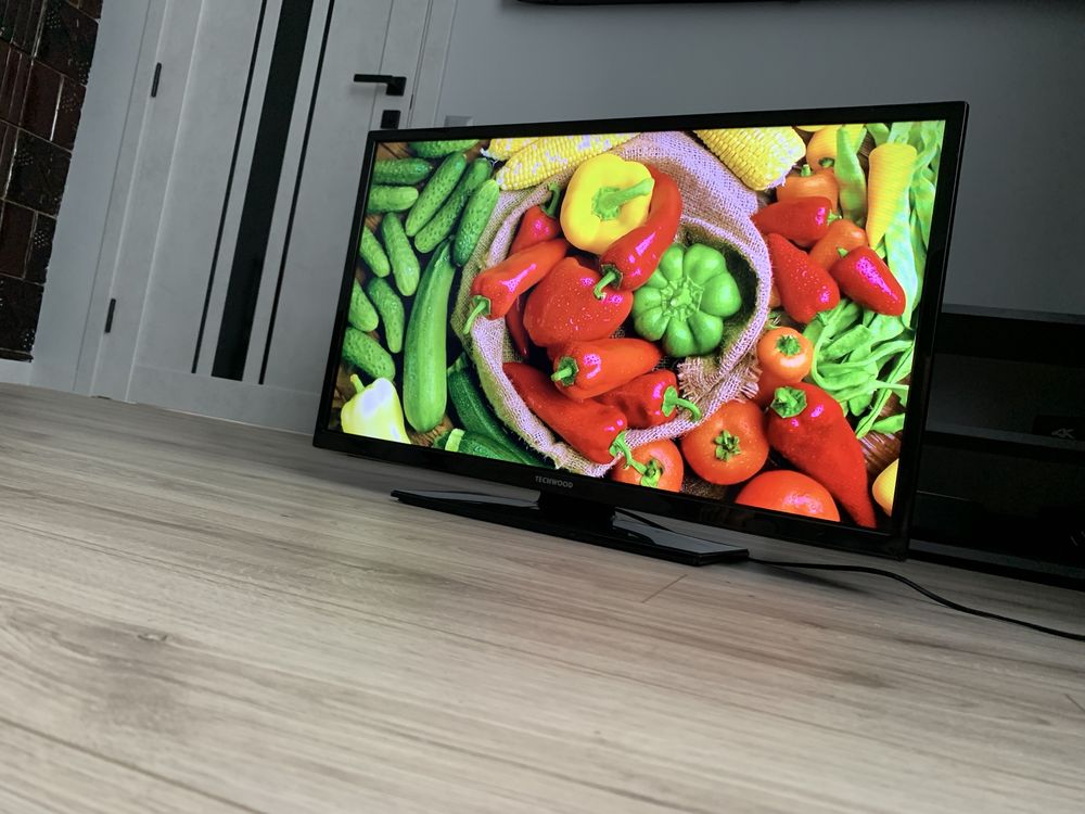 Телевізор Techwood 32 smart TV