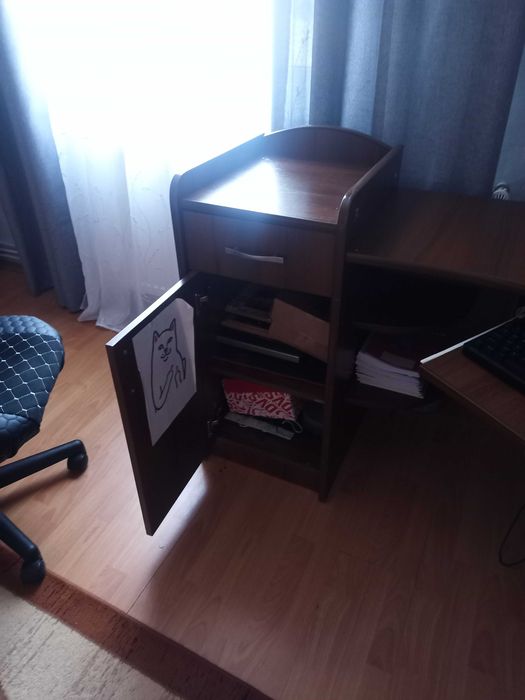 Комп'ютерний стіл