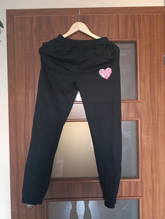 Wyprzedaż szafy córki. Nowy dres rozmiar 160, na metce