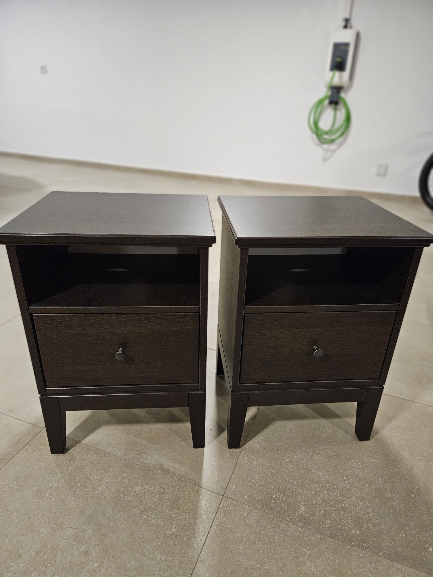 2x Mesa de cabeceira, castanho escuro c/velatura, 47x40 cm
