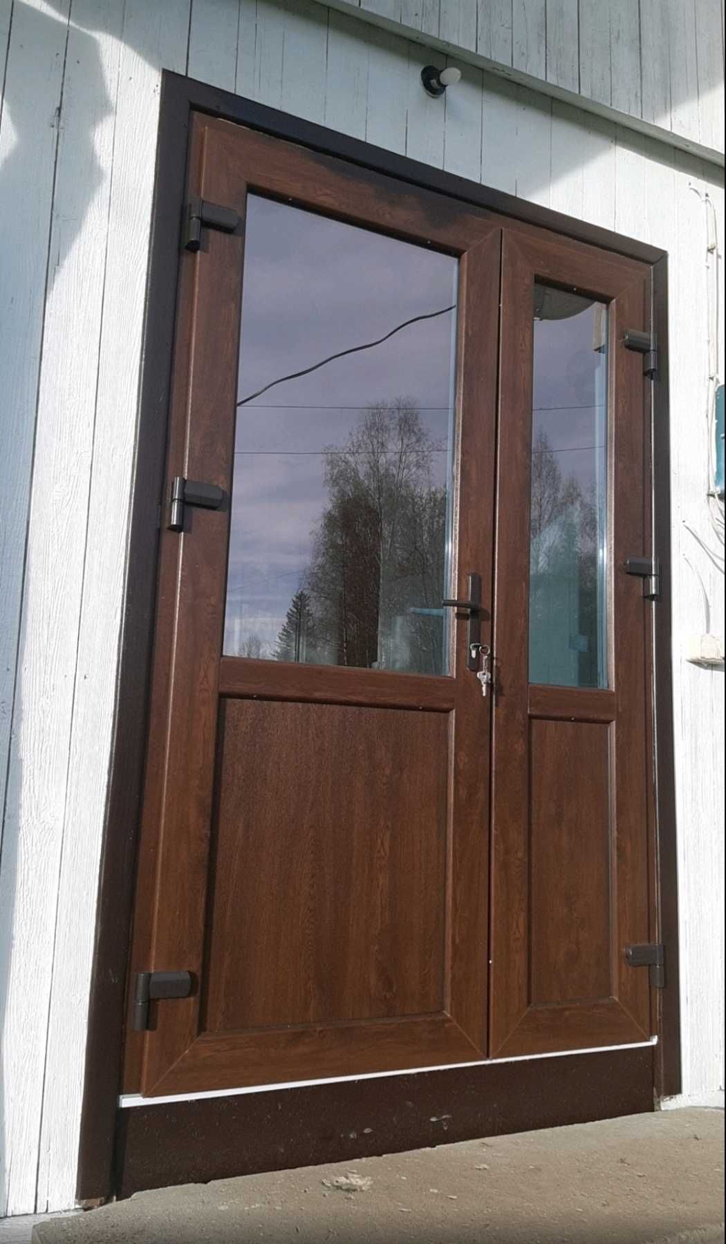 Нові коричневі двері металопластикові не дорого