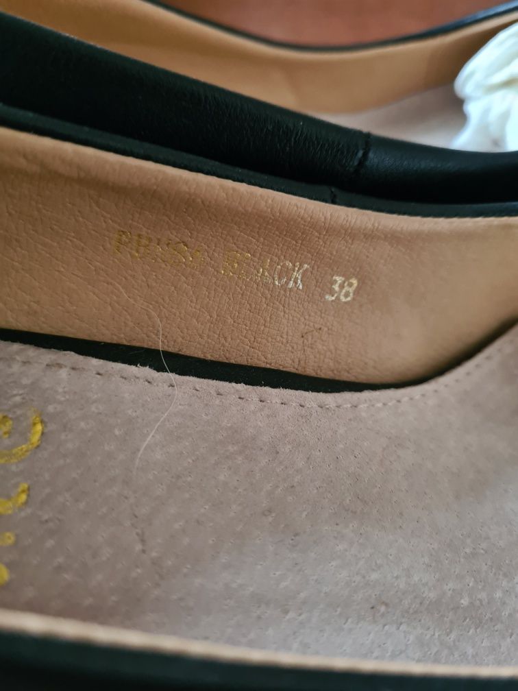 Czarne szpilki ze złotym czubkiem rozm. 38