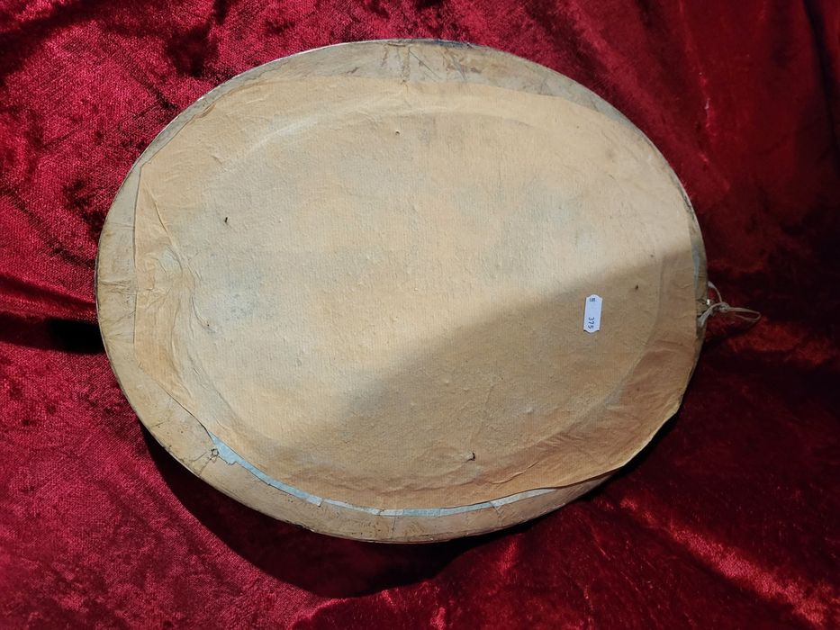 Stary krzyż w ramie za szkłem