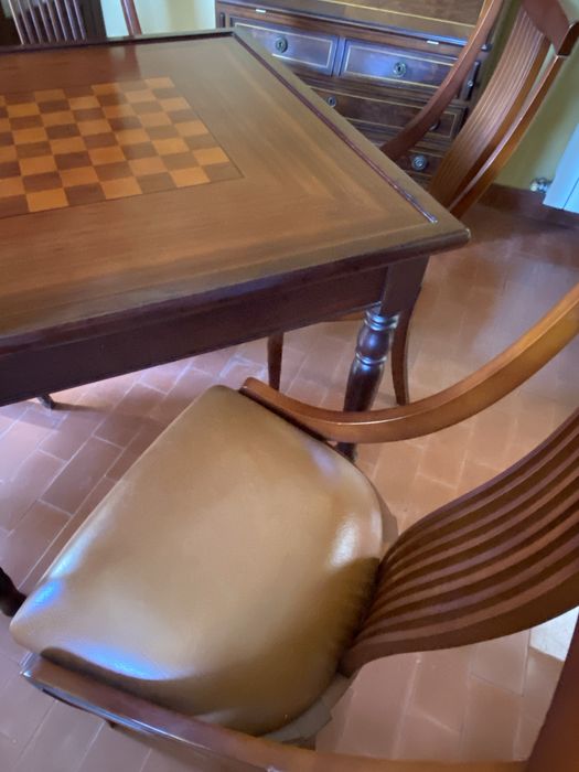 Mesa de jogos como nova com 4 cadeiras