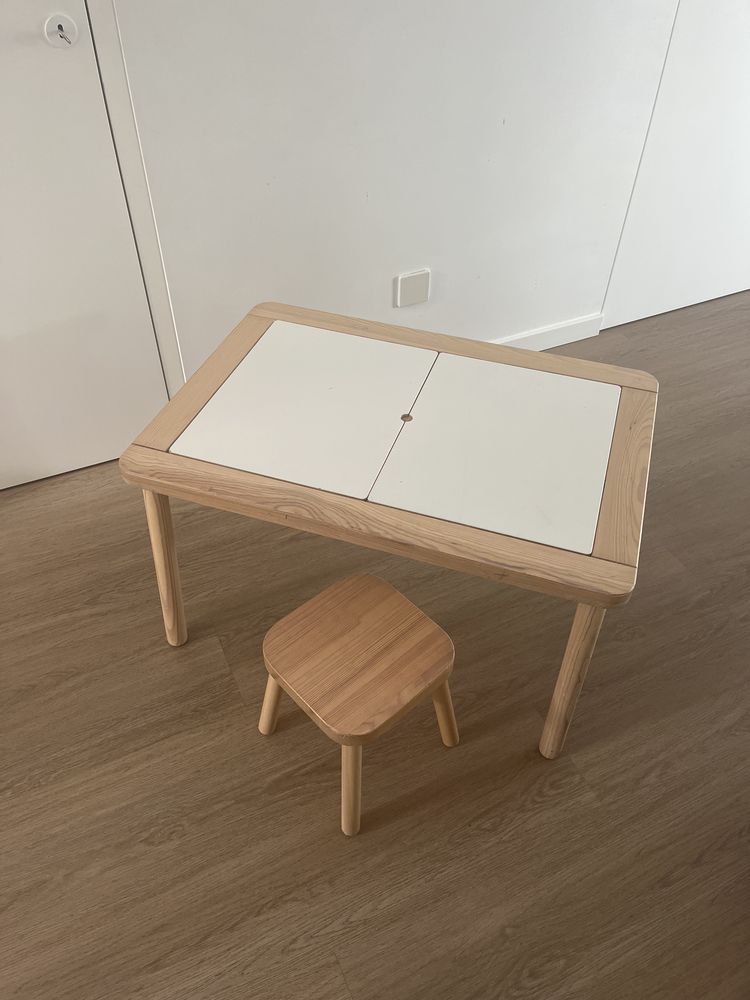 Mesa para crianças + 1 banco