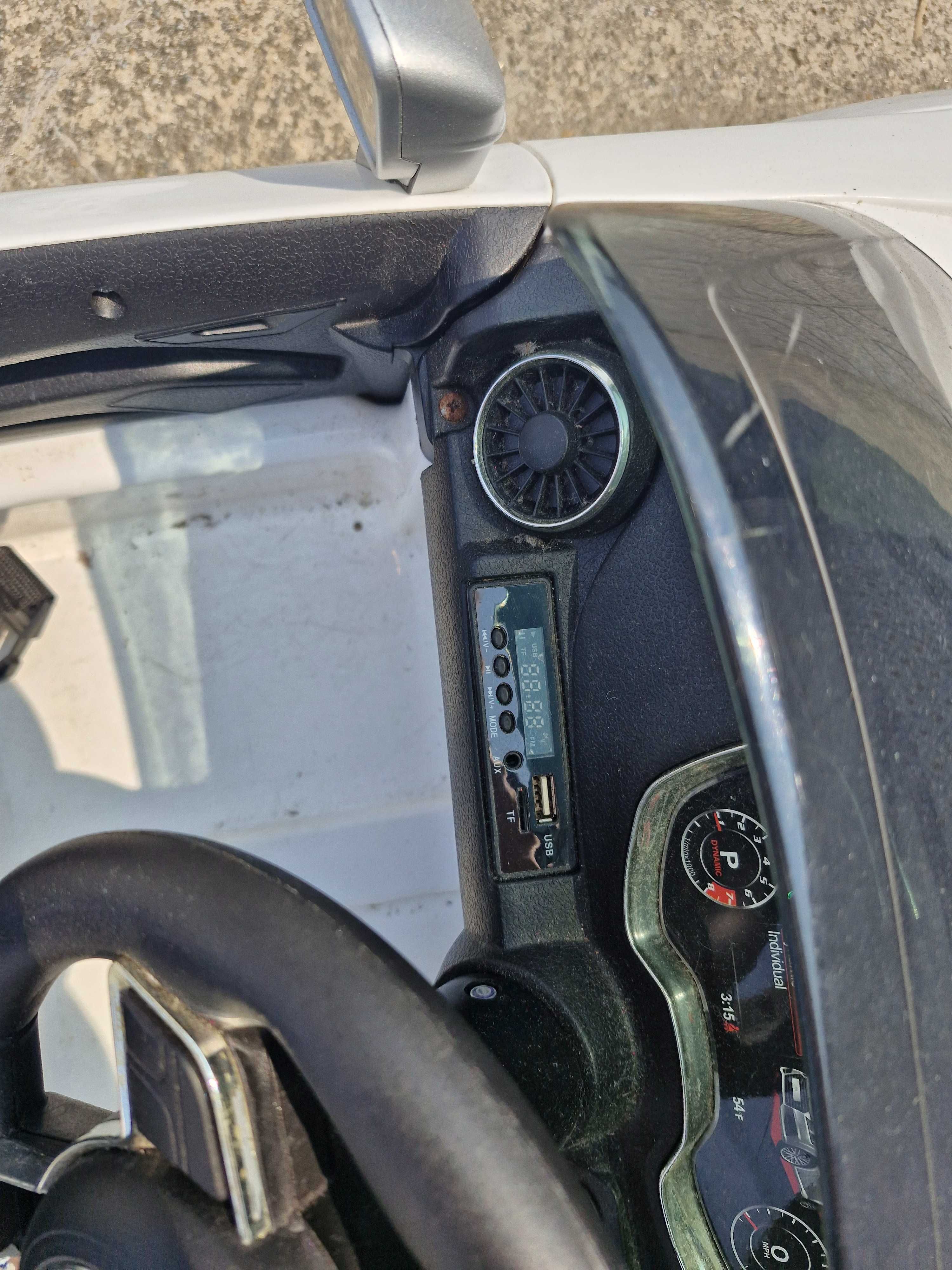Carro eléctrico criança