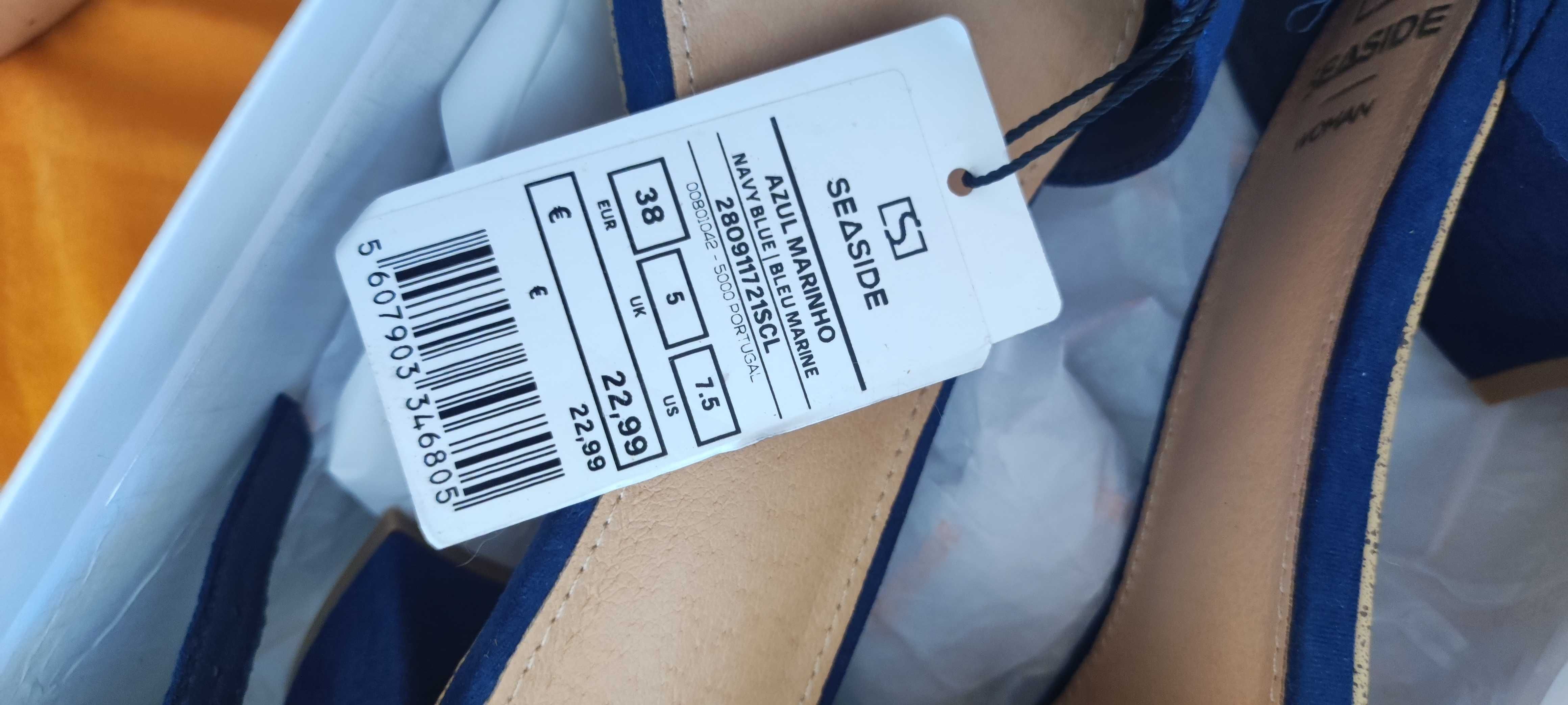 Sapatos azuis nunca usados