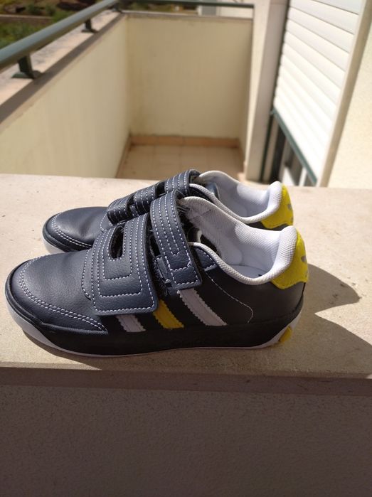 Sapatilhas Adidas tamanho 28