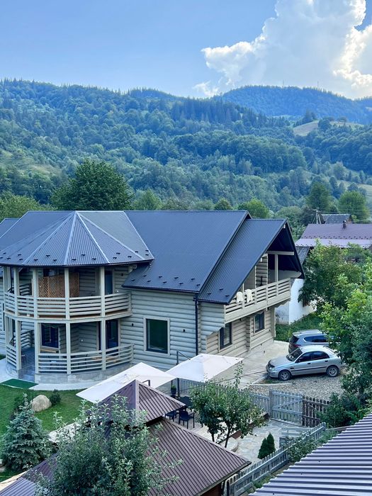 СУЧАСНИЙ БУДИНОК, відпочинок В КАРПАТАХ біля річки та лісу, зал 30м2