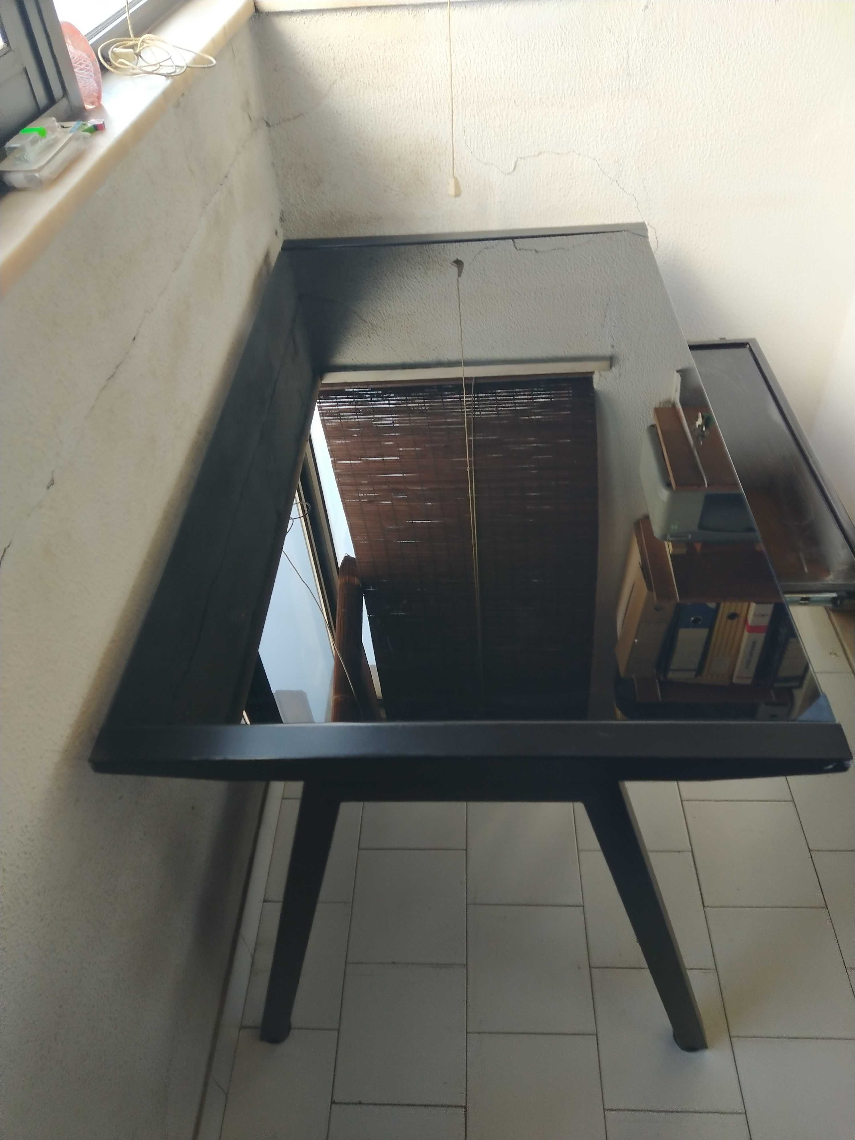 Secretária com tampo em vidro para PC