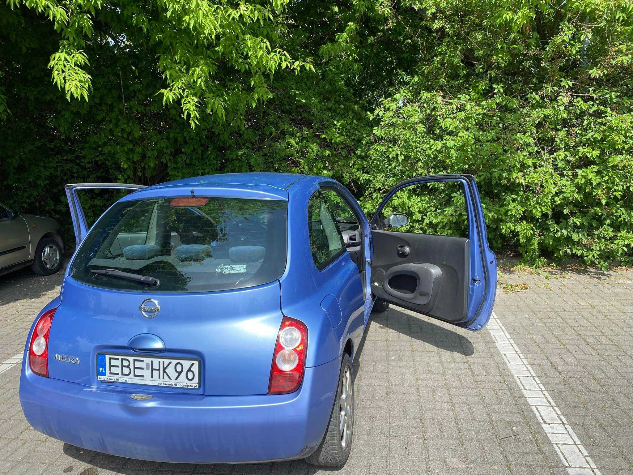 Niebieski Nissan Micra