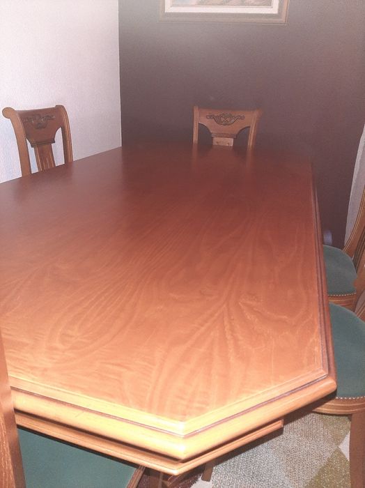 Conjunto de mesa e cadeiras
