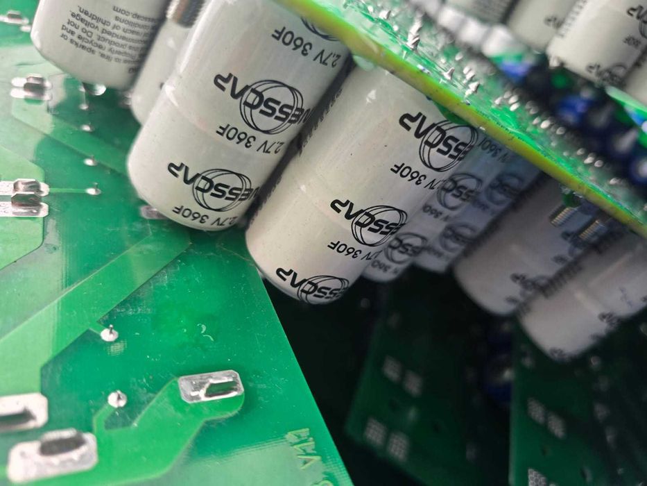 суперконденсаторы (ионисторы ) 2,7 В 350 Ф не БУ по 75 грн/шт