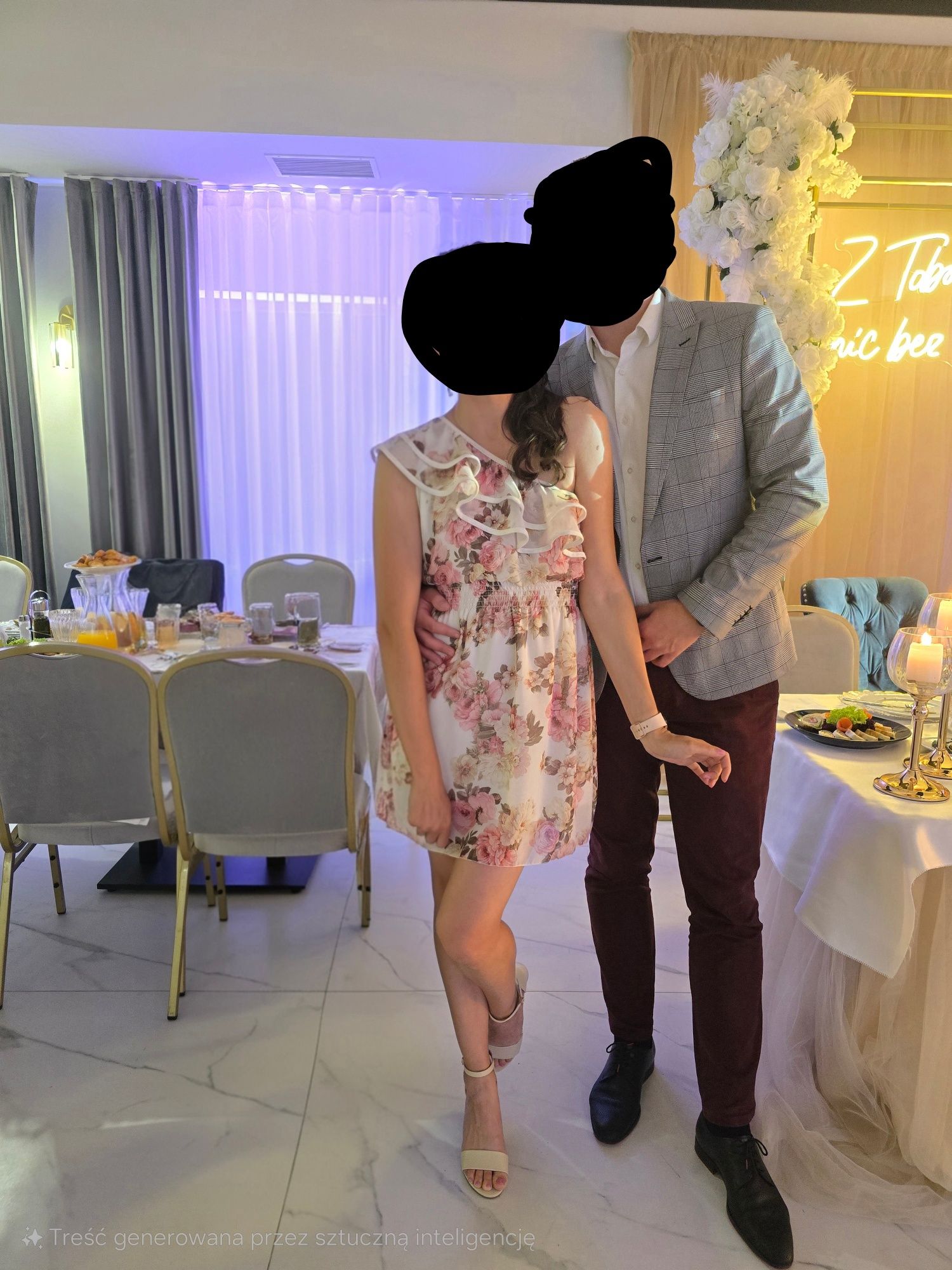 Sukienka mini w kwiaty na jedno ramię