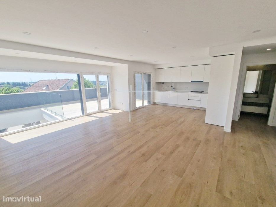 Moradia T3+1 em banda, arquitetura contemporânea, com garagem - Pêra