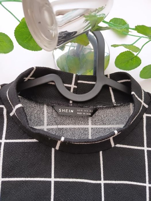 Top Preto com Quadrados Brancos