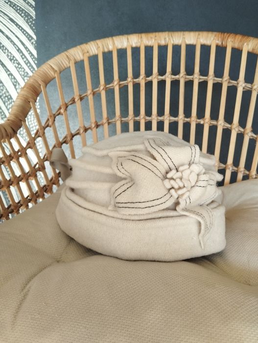 Nakrycie głowy z dekoracyjnym kwiatem, 100% wełna, kremowy Something&S