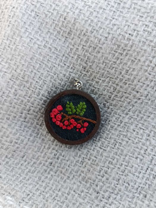 Ręcznie haftowany wisiorek z jarzębiną