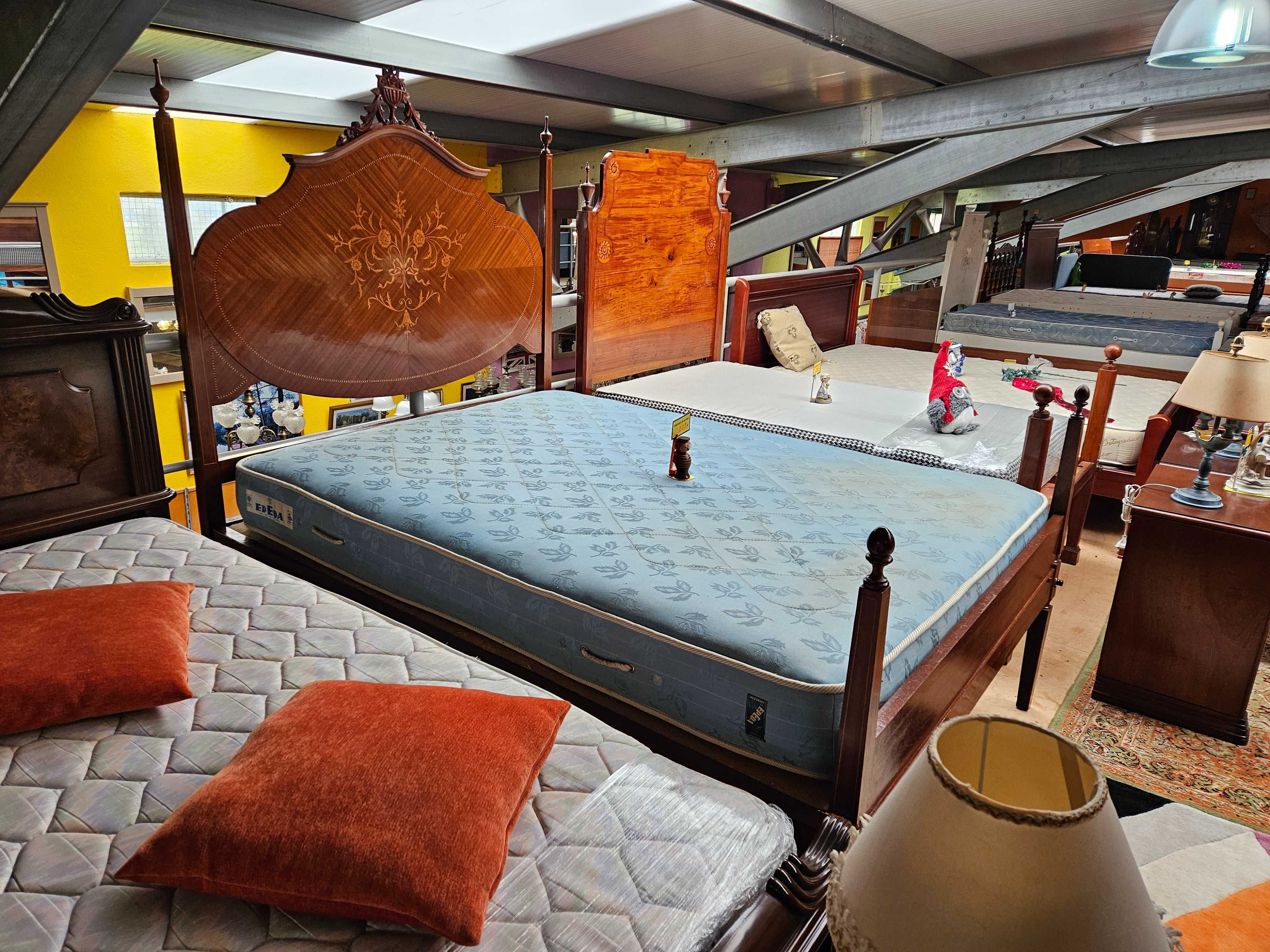 Cama antiga estilo D. Maria com estrado e colchão - Muito bo