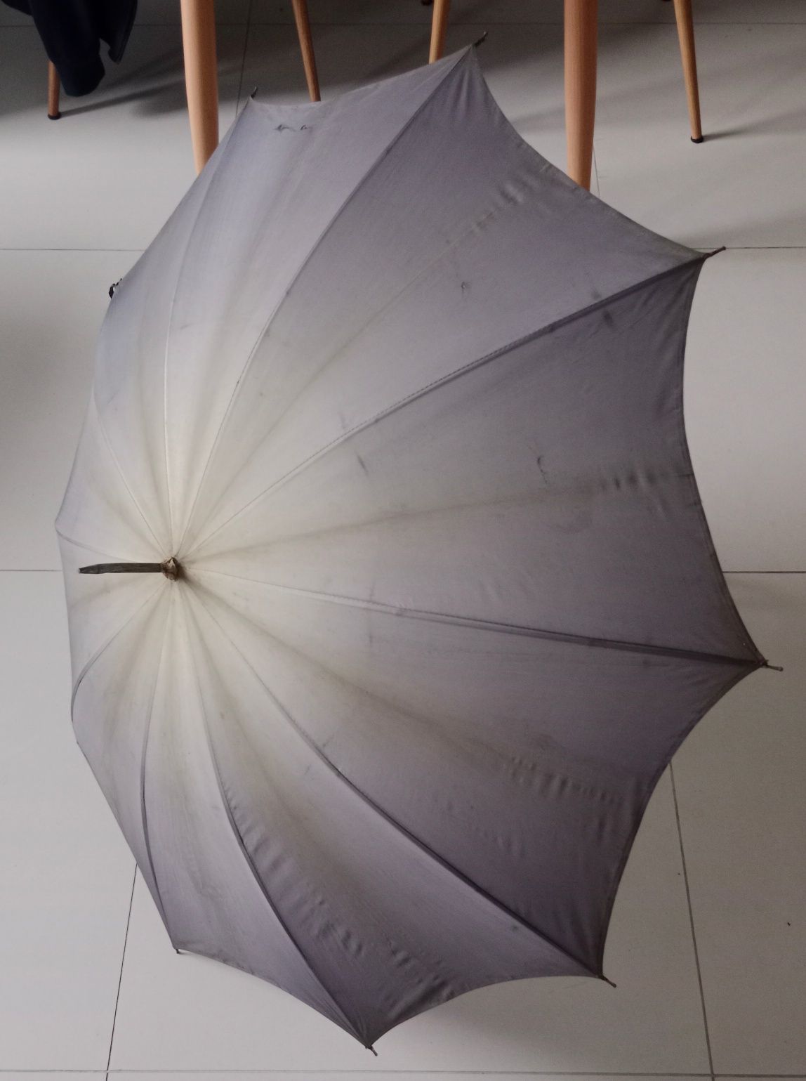 Zdobiona stara parasolka vintage