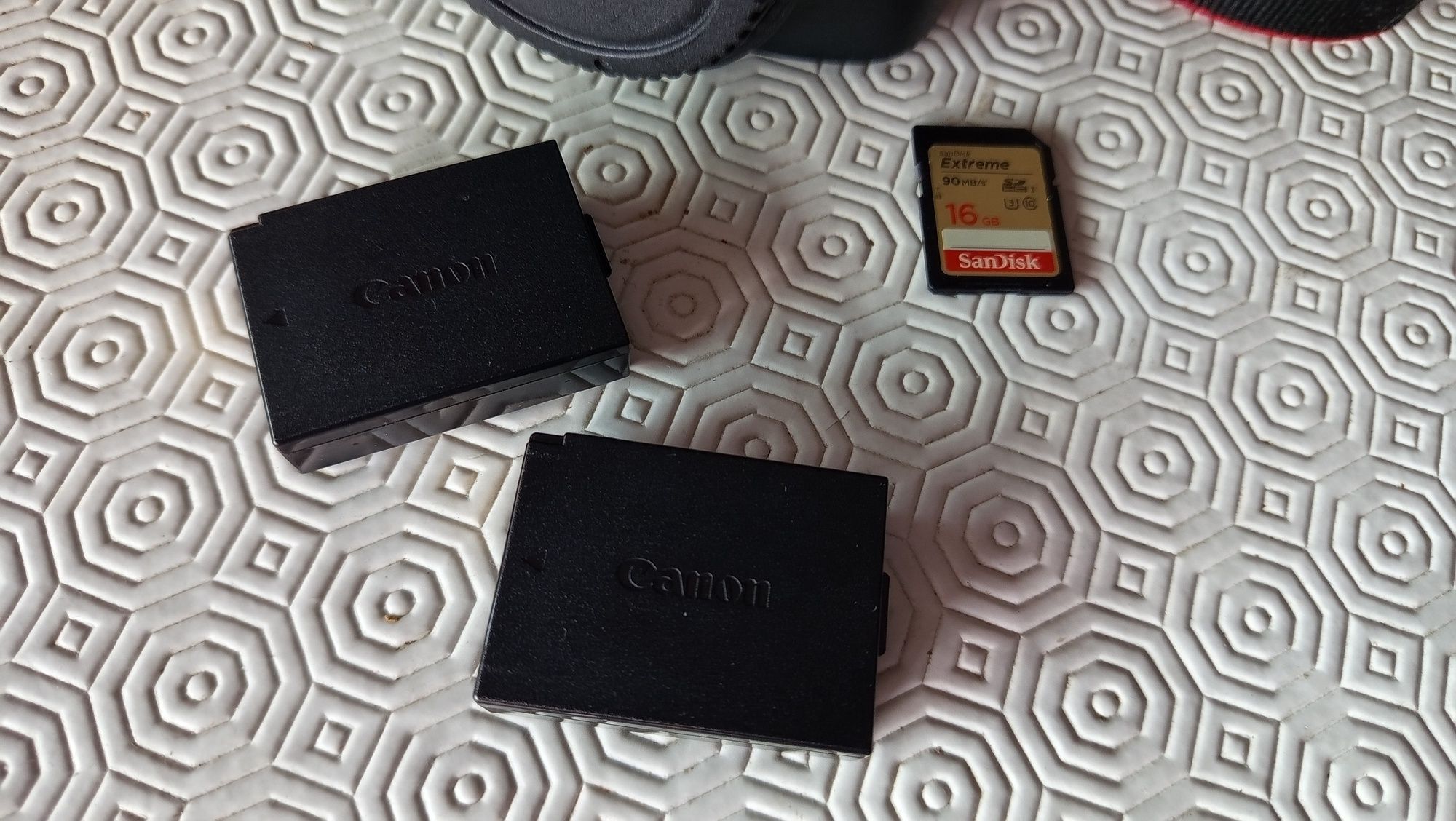 Canon T7  - 24MP