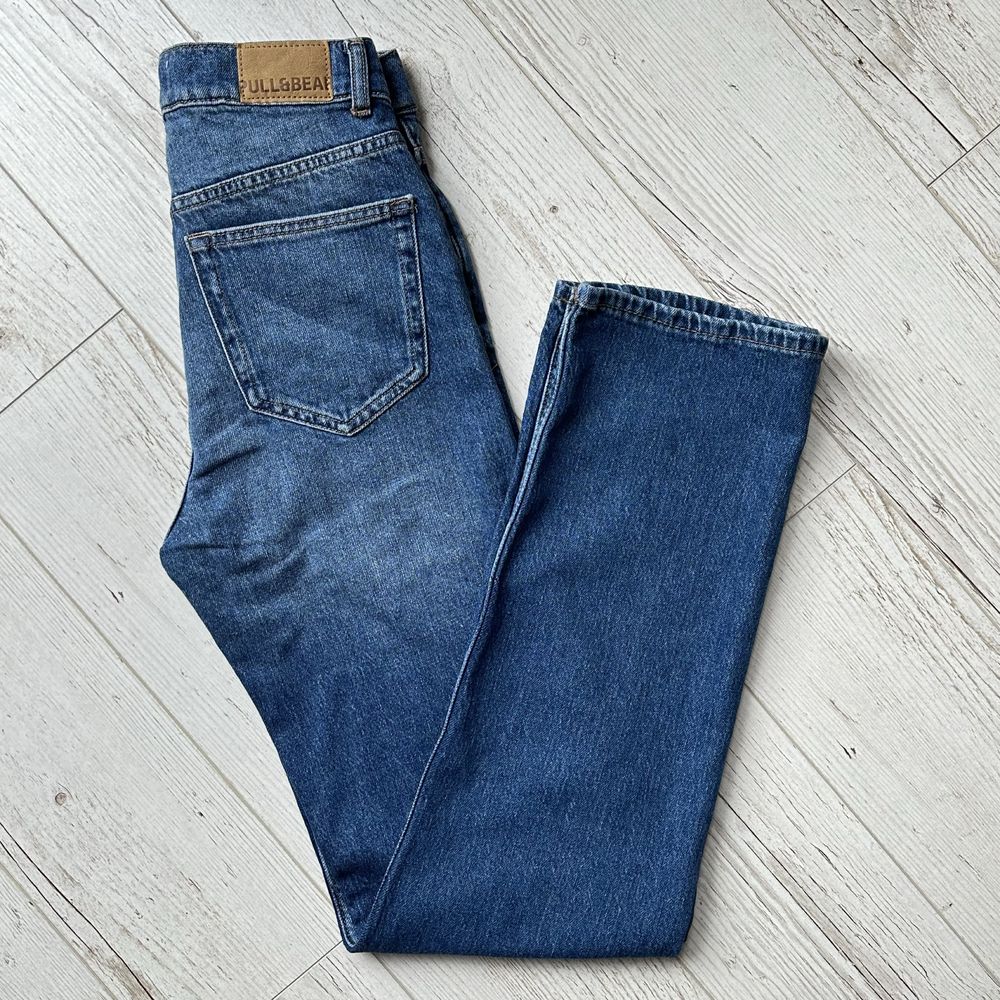 Proste jeansowe spodnie straight comfort pull&bear