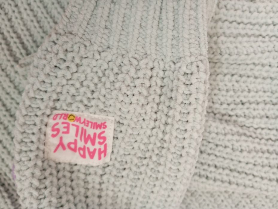 Ażurowy sweterek dla dziewczynki miętowy kolor z kolorowymi  naszywkam