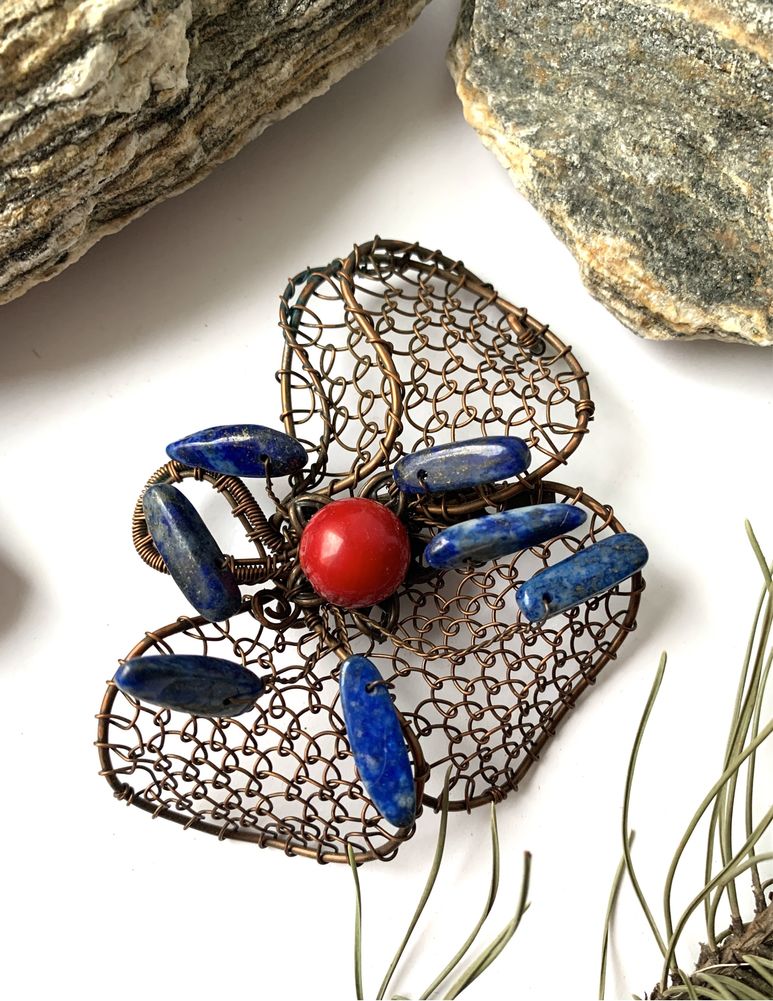 Miedziana broszka z lapis lazuli i koralem