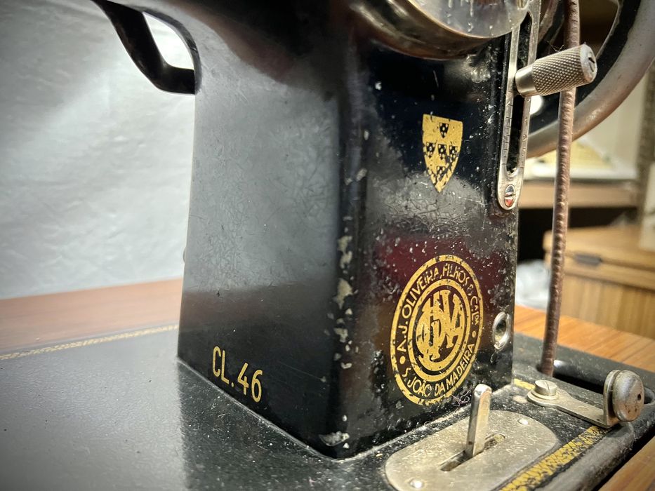 Maquina de Costura- Oliva c/ armario