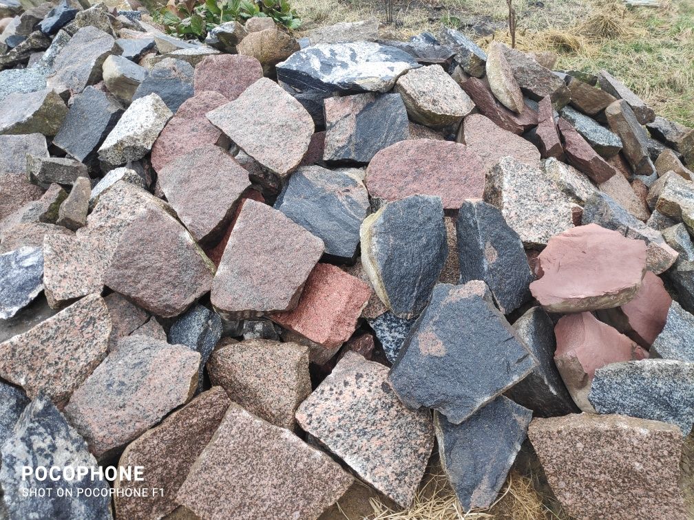 Kamień łupany polny bity ozdobny ciosany granit mury ścieżki elewacje