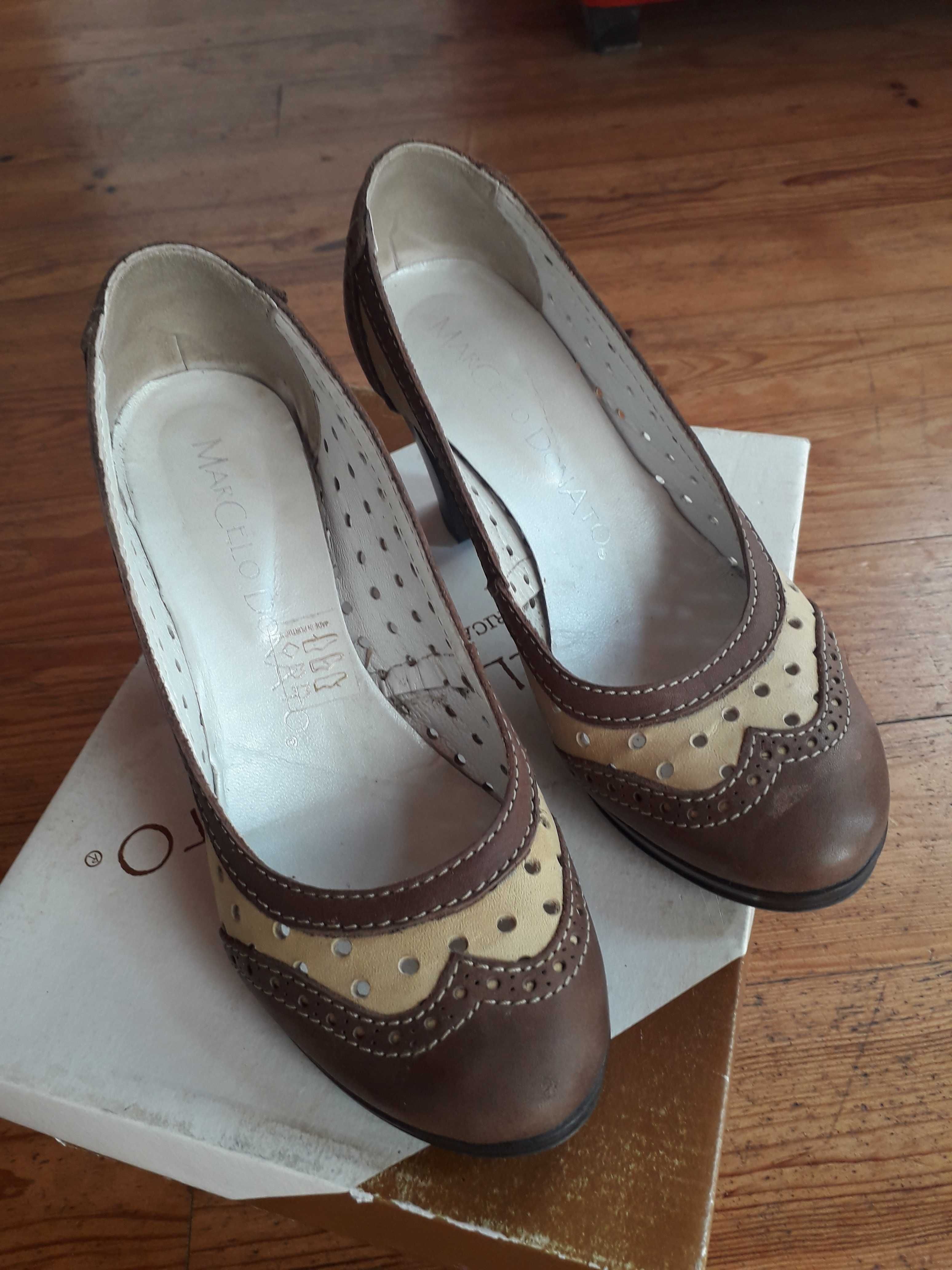 Sapatos em pele com muito pouco uso