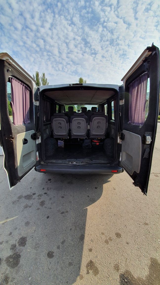 Продаж мікроавтобуса Renault Trafic 8 місць  2005 рік, 1,9 дизель