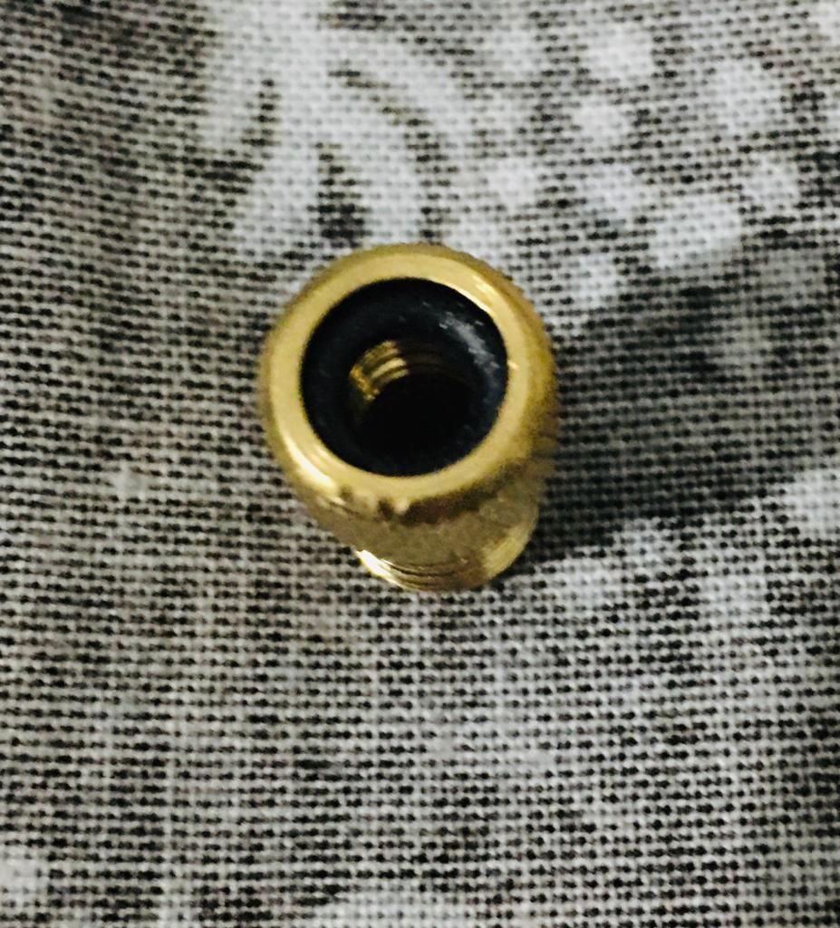 Adapter do dętki z wentylem Presta i Dunlop do pompki rowerowej.