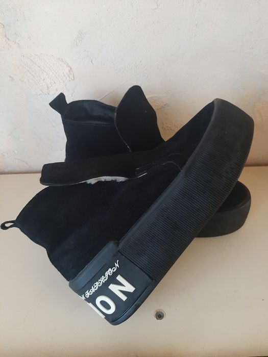 Жіночі кросівки хайтопи зимові на великій підошві.Чорний замш.