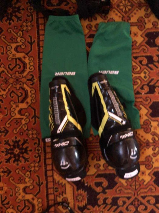 Шлем BAUER хоккейный детский, шорты, наколенники, перчатки и клюшка